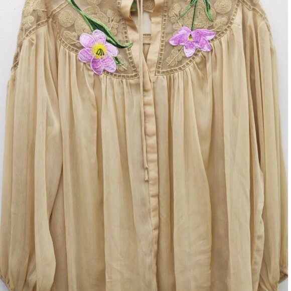 Elegant Cream Blouse with Floral Embroidery - Picture 13 of 15